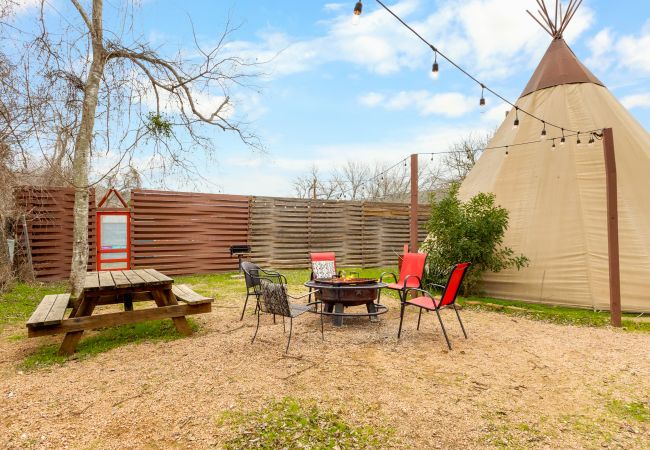 House in New Braunfels - Tipi 6 - Sitting Bull House in New Braunfels - Tipi 6 - Sitting Bull