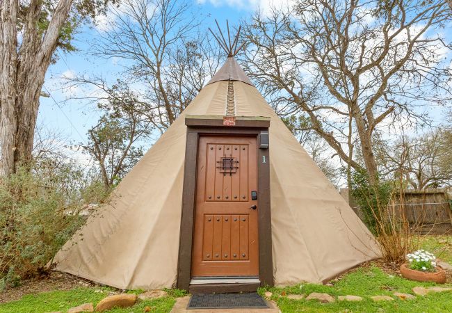 House in New Braunfels - Tipi 1 - Sweet Grass House in New Braunfels - Tipi 1 - Sweet Grass