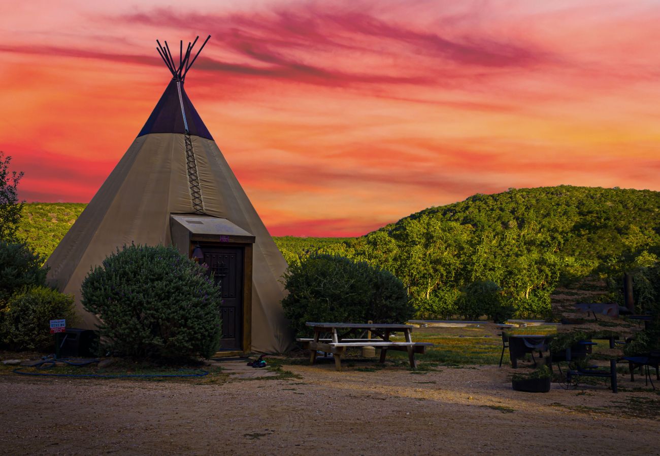 Cabin in New Braunfels - Tipi 8 - Rising Moon