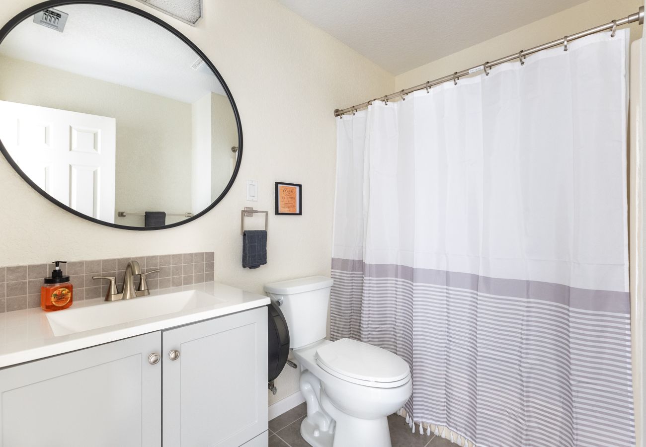 Spacious bathroom with fresh linens and towels provided