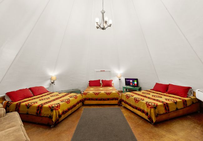 House in New Braunfels - Tipi 5 - Yellow Flower House in New Braunfels - Tipi 5 - Yellow Flower