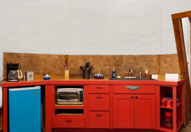 House in New Braunfels - Tipi 5 - Yellow Flower House in New Braunfels - Tipi 5 - Yellow Flower