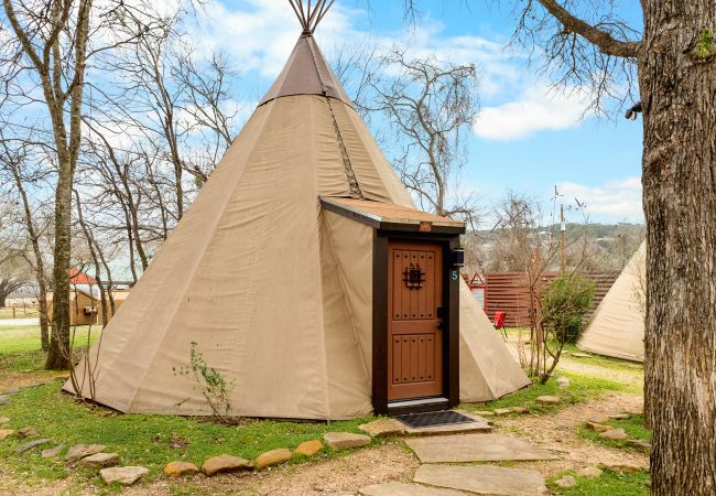 House in New Braunfels - Tipi 5 - Yellow Flower House in New Braunfels - Tipi 5 - Yellow Flower