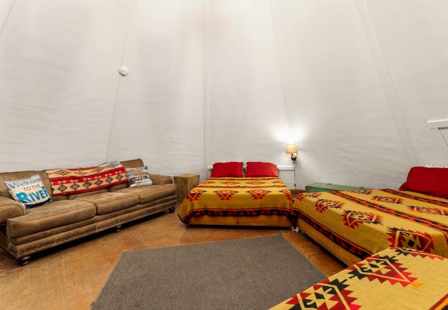 House in New Braunfels - Tipi 5 - Yellow Flower House in New Braunfels - Tipi 5 - Yellow Flower