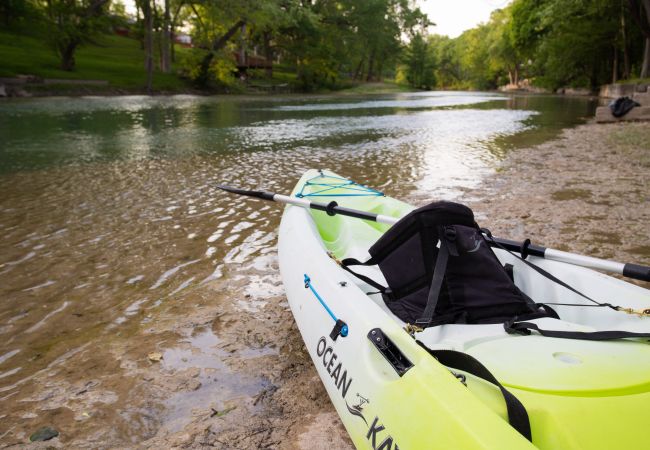 House in New Braunfels - Tipi 5 - Yellow Flower House in New Braunfels - Tipi 5 - Yellow Flower