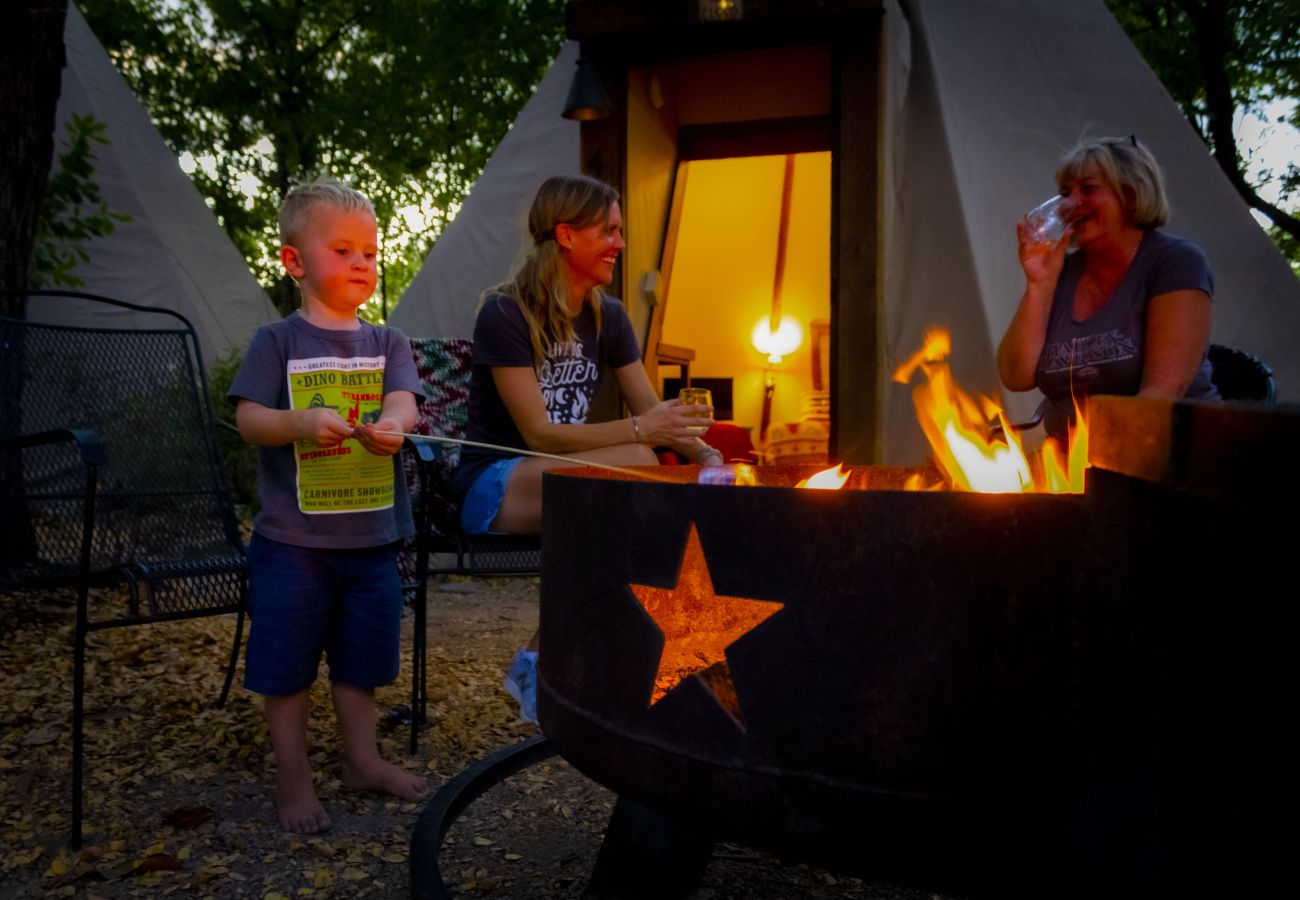 Cabin in New Braunfels - Tipi 5 - Yellow Flower