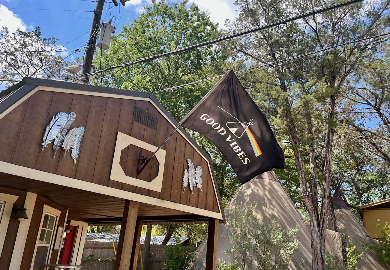 Cabin in New Braunfels - Tipi 5 - Yellow Flower