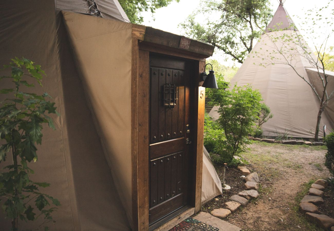 Cabin in New Braunfels - Tipi 5 - Yellow Flower