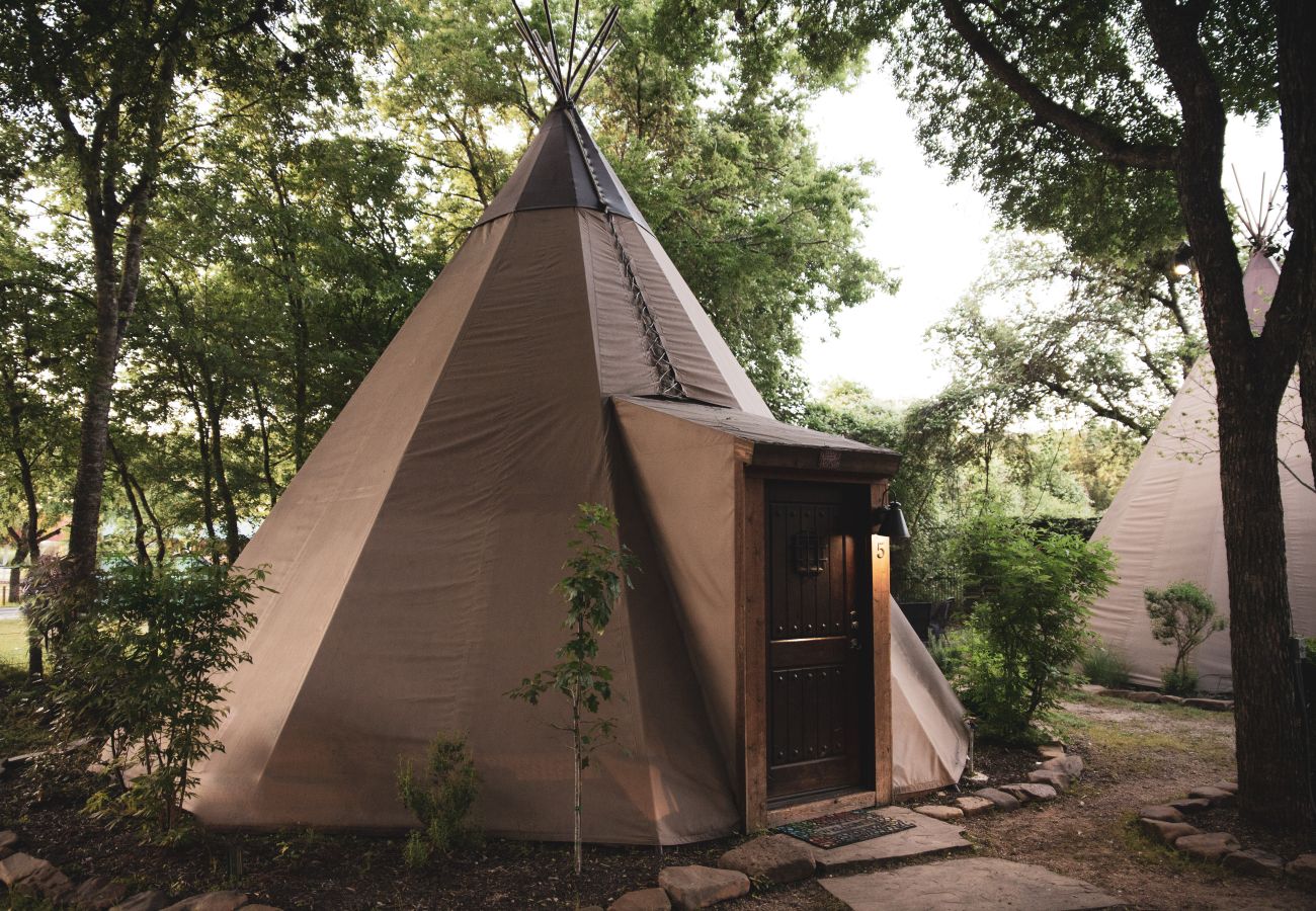 Cabin in New Braunfels - Tipi 5 - Yellow Flower