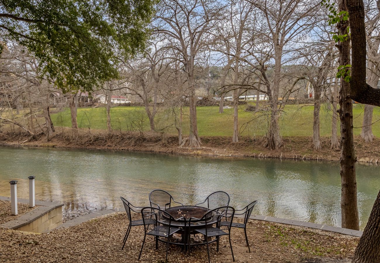 campfires and starry nights with your family on Texas vacations
