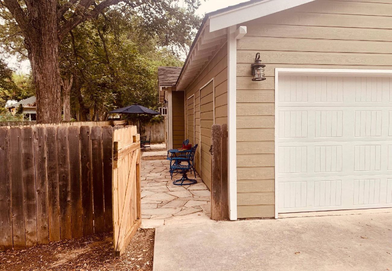 House in Seguin - Elm Street Cottage