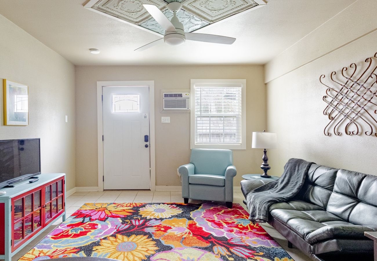 House in Seguin - Elm Street Cottage