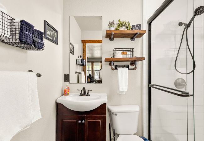 House in Canyon Lake - The Rustic Soak Farmhouse House in Canyon Lake - The Rustic Soak Farmhouse