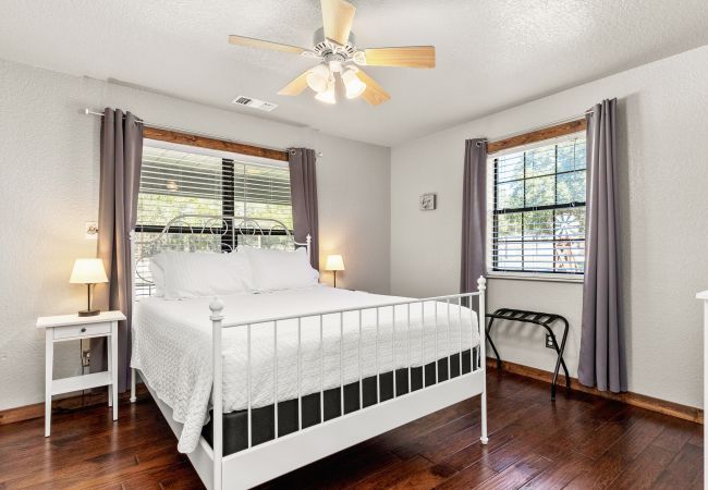 House in Canyon Lake - The Rustic Soak Farmhouse House in Canyon Lake - The Rustic Soak Farmhouse