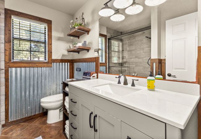 House in Canyon Lake - The Rustic Soak Farmhouse House in Canyon Lake - The Rustic Soak Farmhouse