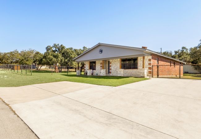 House in Canyon Lake - The Rustic Soak Farmhouse House in Canyon Lake - The Rustic Soak Farmhouse