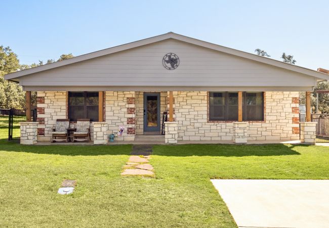 House in Canyon Lake - The Rustic Soak Farmhouse House in Canyon Lake - The Rustic Soak Farmhouse