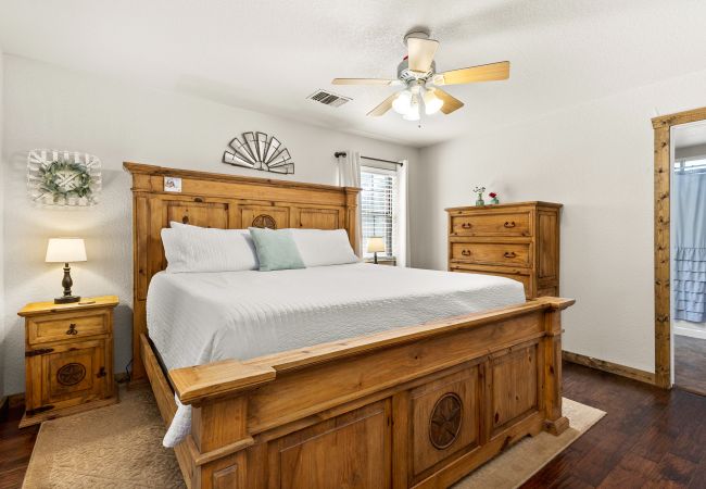 House in Canyon Lake - The Rustic Soak Farmhouse House in Canyon Lake - The Rustic Soak Farmhouse