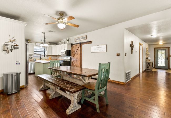 House in Canyon Lake - The Rustic Soak Farmhouse House in Canyon Lake - The Rustic Soak Farmhouse