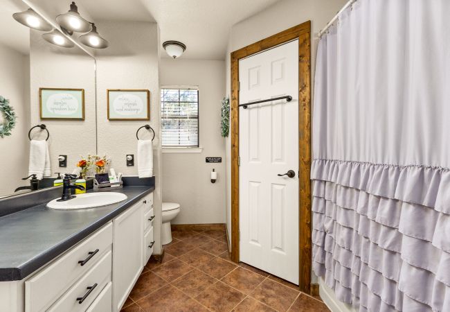 House in Canyon Lake - The Rustic Soak Farmhouse House in Canyon Lake - The Rustic Soak Farmhouse