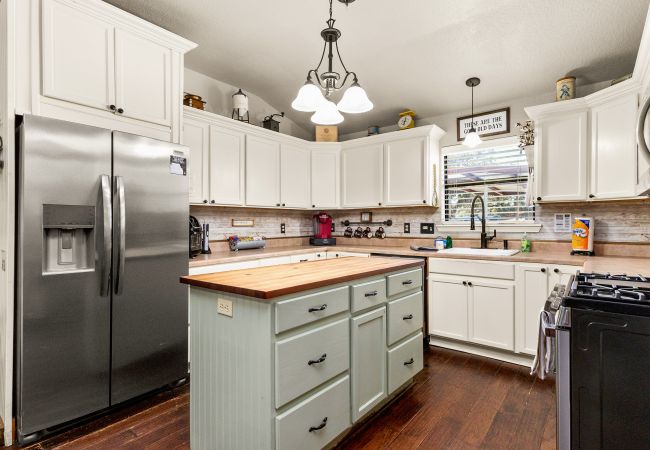 House in Canyon Lake - The Rustic Soak Farmhouse House in Canyon Lake - The Rustic Soak Farmhouse