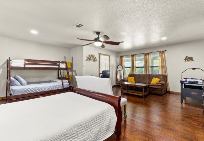 House in Canyon Lake - The Rustic Soak Farmhouse House in Canyon Lake - The Rustic Soak Farmhouse