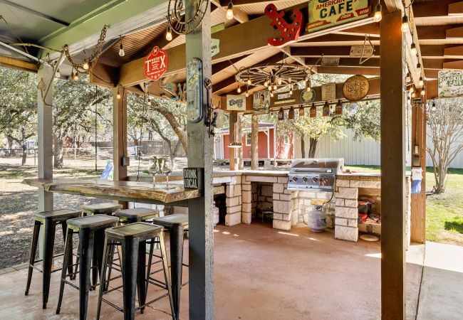 House in Canyon Lake - The Rustic Soak Farmhouse House in Canyon Lake - The Rustic Soak Farmhouse