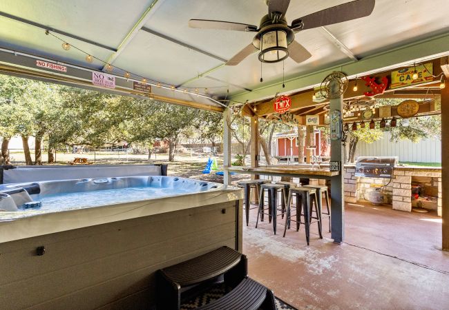 House in Canyon Lake - The Rustic Soak Farmhouse House in Canyon Lake - The Rustic Soak Farmhouse