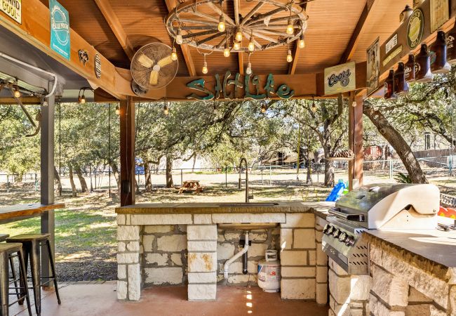 House in Canyon Lake - The Rustic Soak Farmhouse House in Canyon Lake - The Rustic Soak Farmhouse