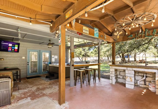 House in Canyon Lake - The Rustic Soak Farmhouse House in Canyon Lake - The Rustic Soak Farmhouse