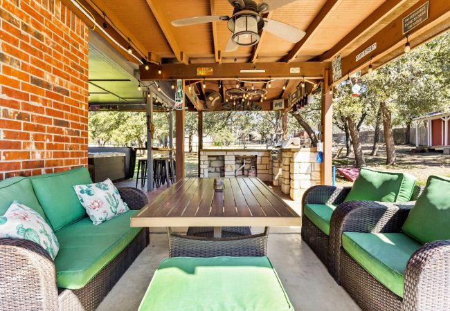 House in Canyon Lake - The Rustic Soak Farmhouse House in Canyon Lake - The Rustic Soak Farmhouse