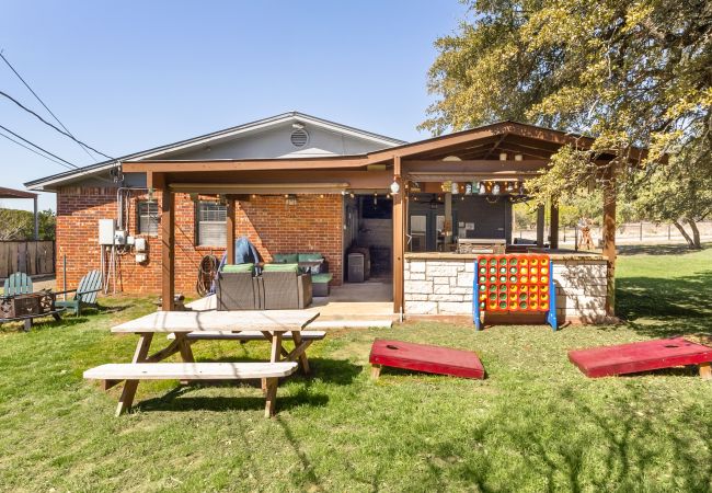 House in Canyon Lake - The Rustic Soak Farmhouse House in Canyon Lake - The Rustic Soak Farmhouse