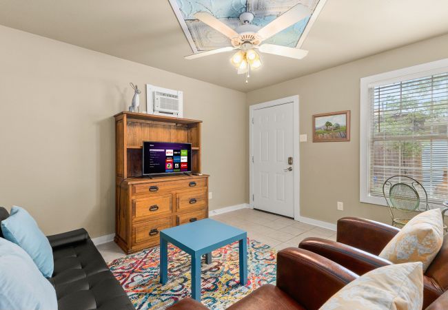 Bungalow in Seguin - Elm Street Bungalow Bungalow in Seguin - Elm Street Bungalow