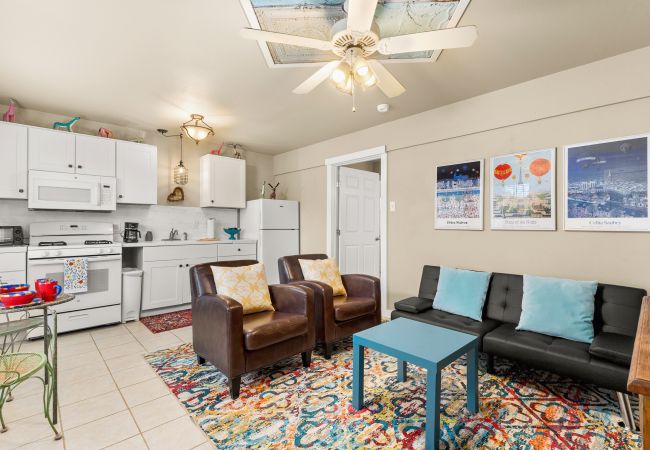 Bungalow in Seguin - Elm Street Bungalow Bungalow in Seguin - Elm Street Bungalow