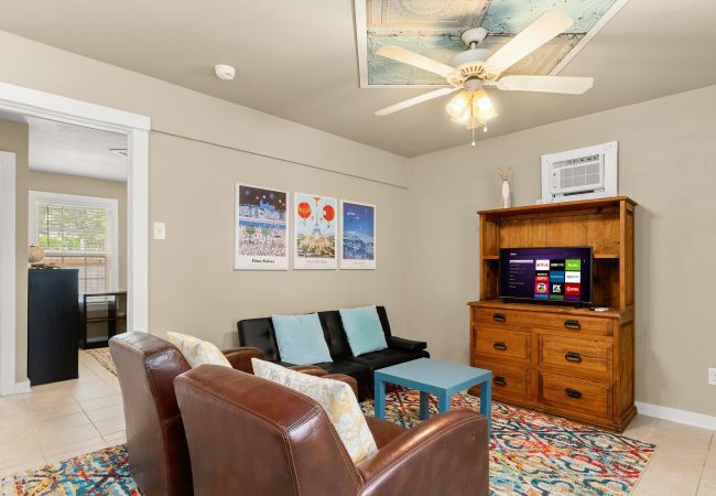 Bungalow in Seguin - Elm Street Bungalow Bungalow in Seguin - Elm Street Bungalow