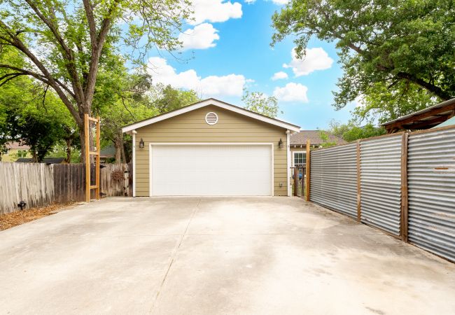 Bungalow in Seguin - Elm Street Bungalow Bungalow in Seguin - Elm Street Bungalow