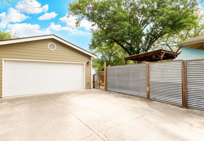 Bungalow in Seguin - Elm Street Bungalow Bungalow in Seguin - Elm Street Bungalow