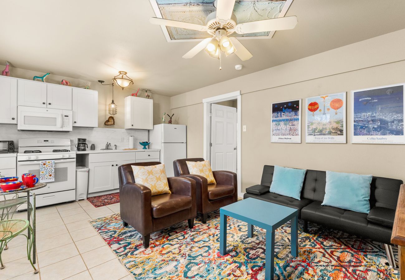 Funky bungalow for 3 guests in Central Texas