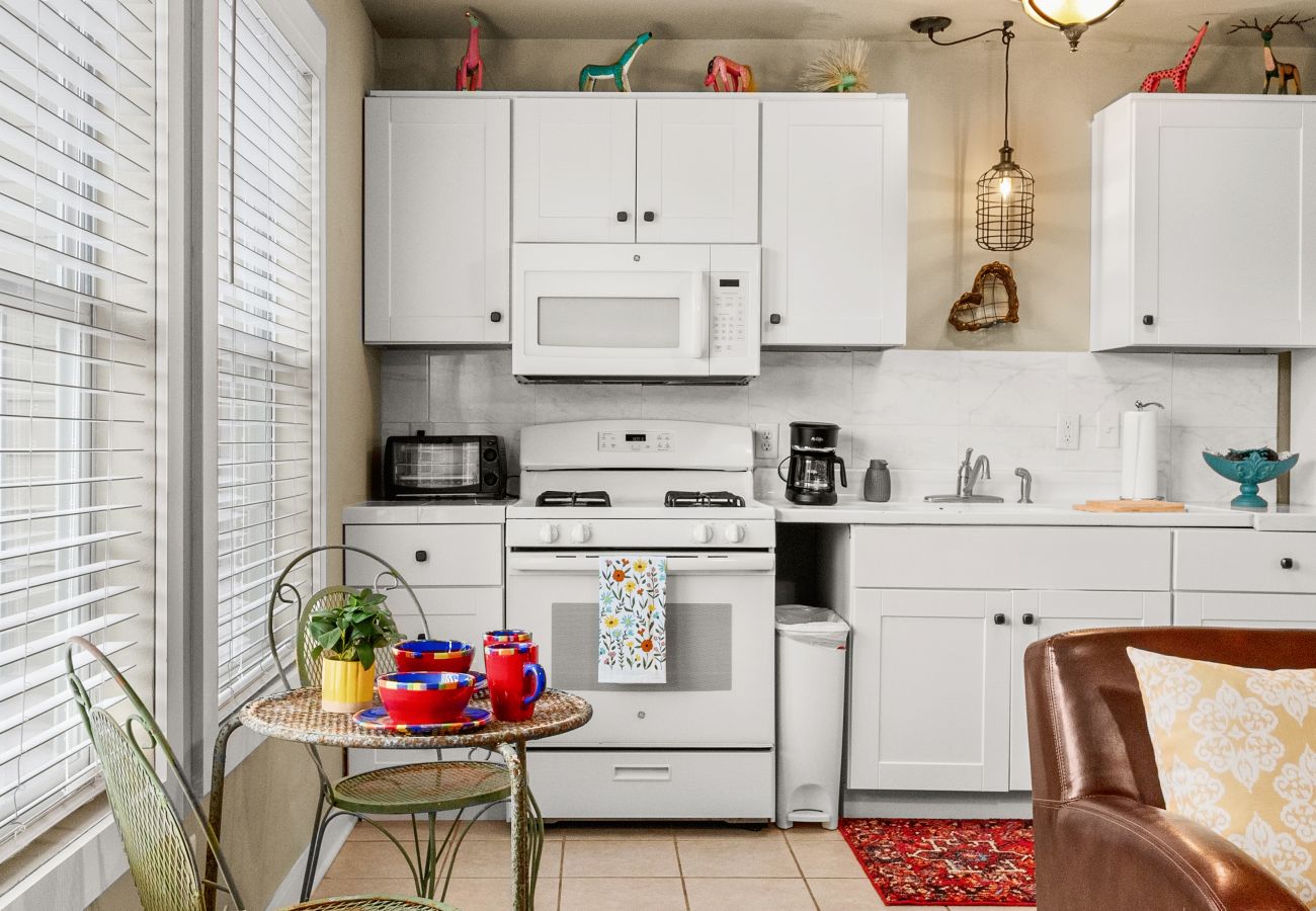 Fun bungalow for rent in Seguin that sleeps 2 or 3 people