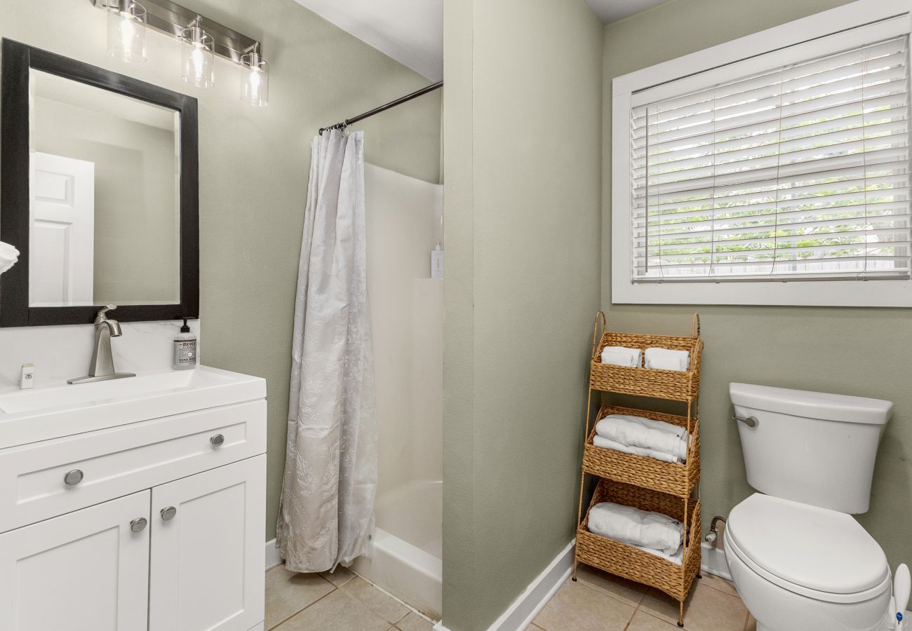 Unique and simple bungalow rental in Seguin.