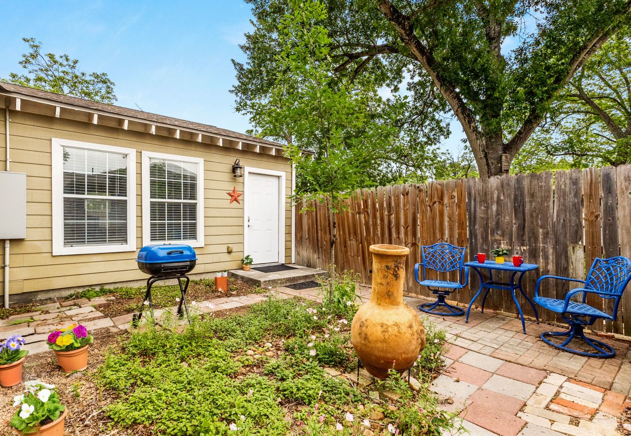 Cute bungalow walkable to downtown