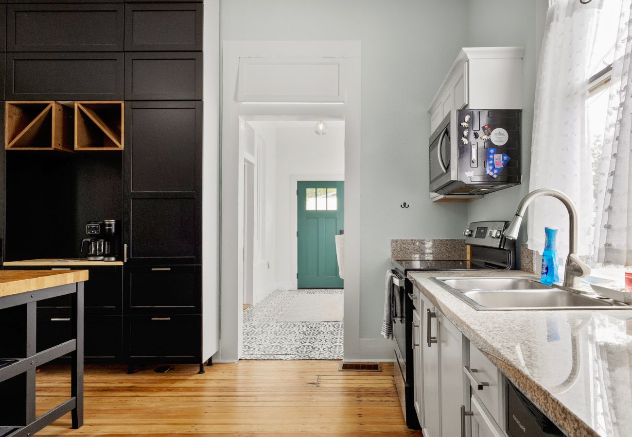 walkable to downtown, cooking friendly, family stay natural light, bright kitchen, fully equipped kitchen