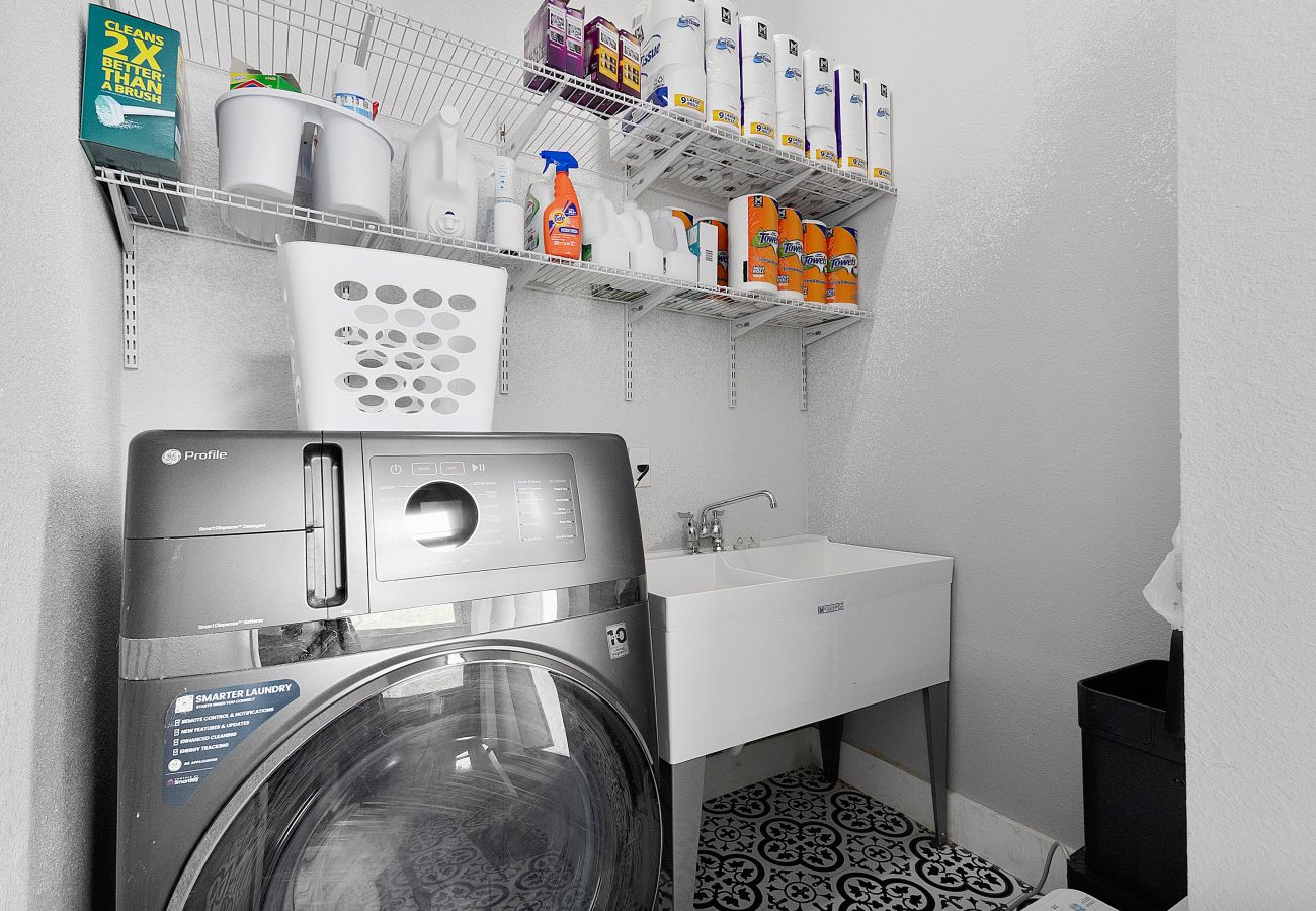 light-filled Seguin house with porch and parking linens supplies laundry provided