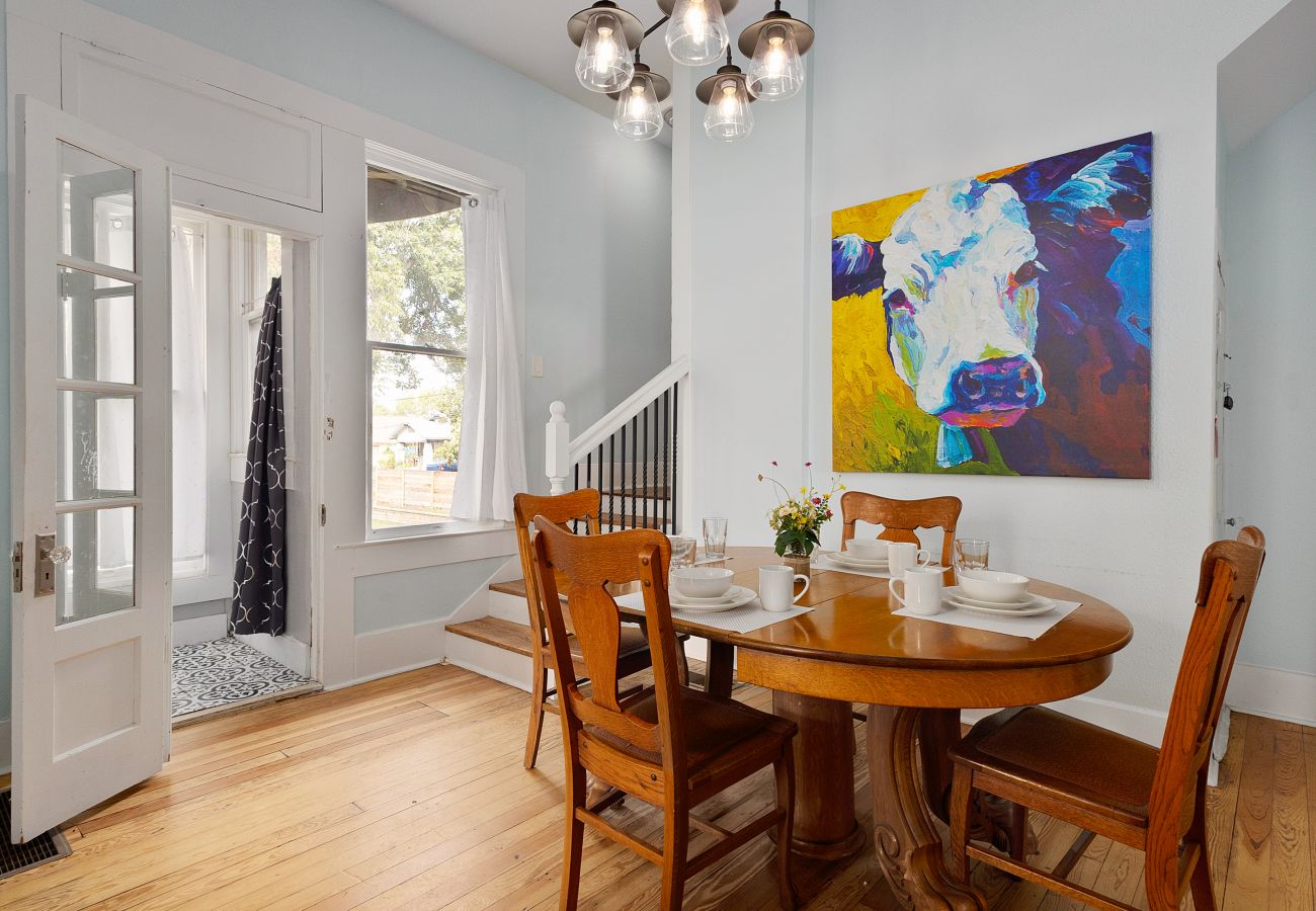 fan favorite vacation rental sleeps 2 guests in Seguin Texas best vacation rental in Seguin, popular AirBNB in Texas