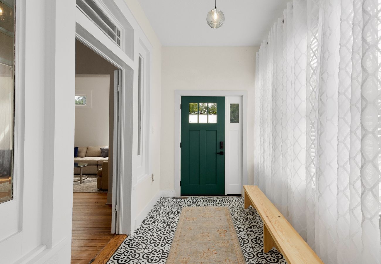 Seguin vacation rental, walkable to downtown, Bowie Street short term rental with sunlit Entry Seguin Home