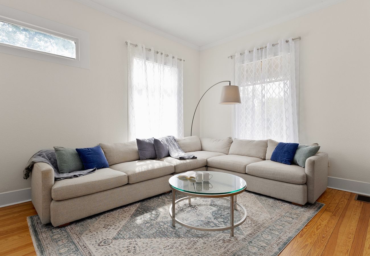 short term rental, Bowie Street, Terrell Street natural light, hardwood floors, open concept