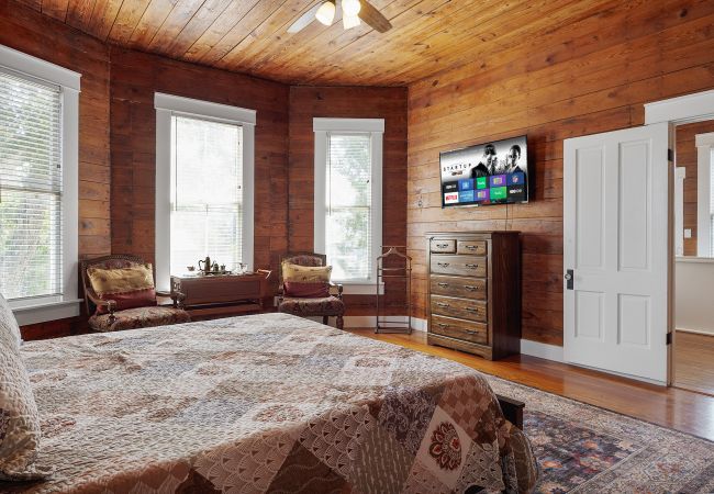 House in Seguin - The Bowie Grand - Historic Comfort in Seguin House in Seguin - The Bowie Grand - Historic Comfort in Seguin