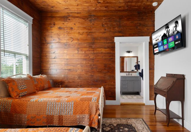 House in Seguin - The Bowie Grand - Historic Comfort in Seguin House in Seguin - The Bowie Grand - Historic Comfort in Seguin