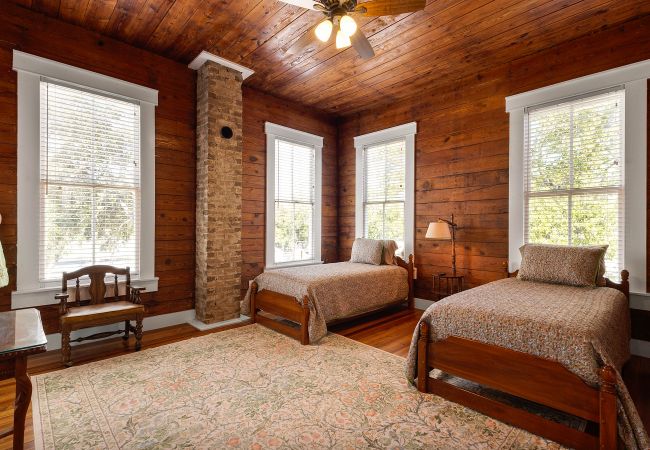 House in Seguin - The Bowie Grand - Historic Comfort in Seguin House in Seguin - The Bowie Grand - Historic Comfort in Seguin