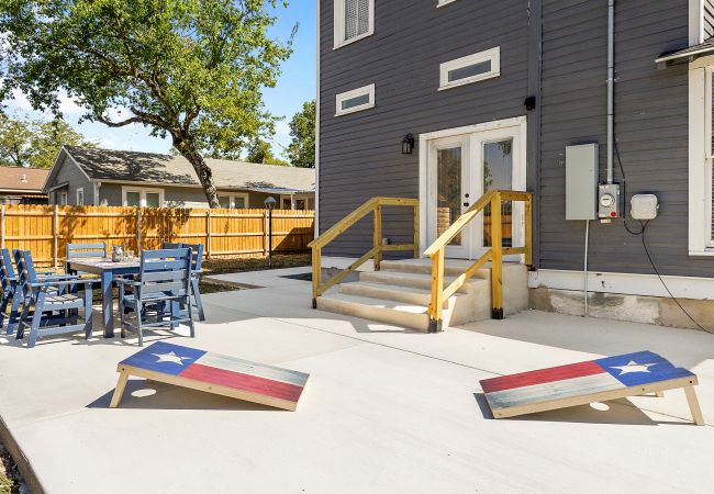 House in Seguin - The Bowie Grand - Historic Comfort in Seguin House in Seguin - The Bowie Grand - Historic Comfort in Seguin